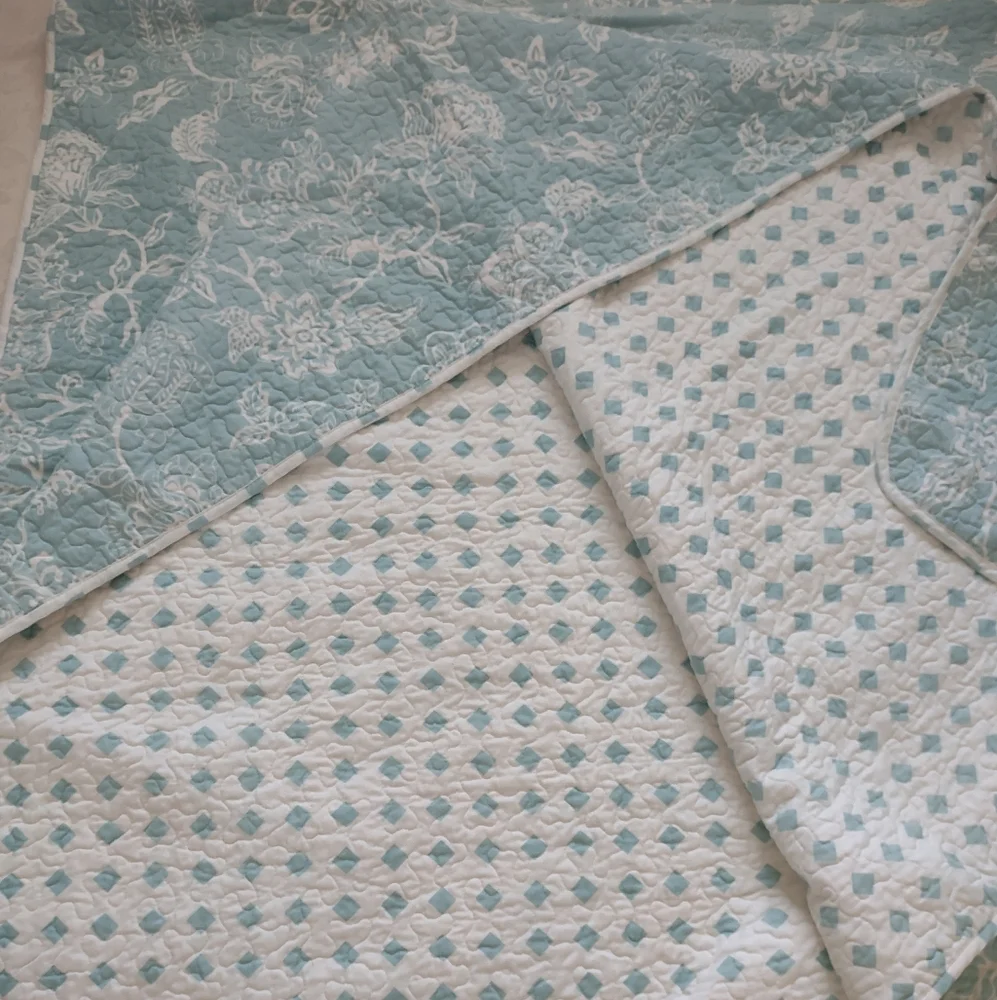 One Reversible Quilt Bedspread Blue White Floral Diamonds